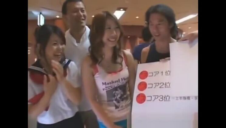 服を脱ぐアジア人女性