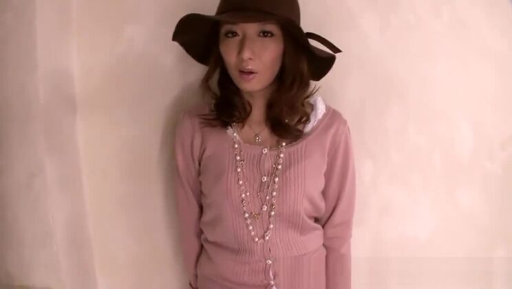 日本人少女が後ろから犯され、大量の精液を浴びる