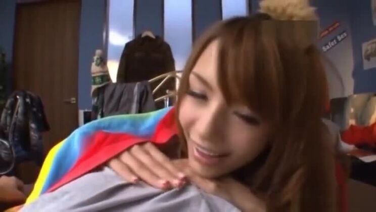 アジア系の美女がベッドで男の体を舐める