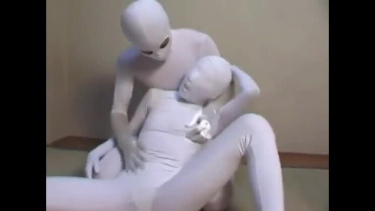 興奮したxxxビデオソロ女性が見ようとします、見てください