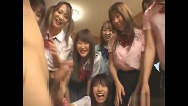 濡れて汚いマンコを激しく突く