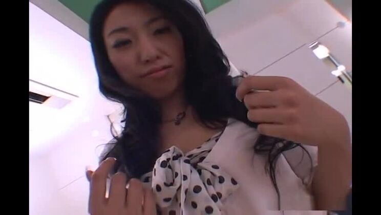 セクシーな小沢クリスの舌で毛深いおまんこをファックするインタビュー