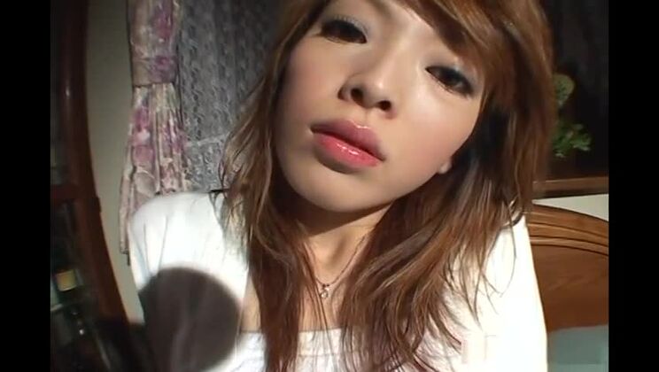 北島沙織は、脈打つペニスを情熱的にしゃぶる。