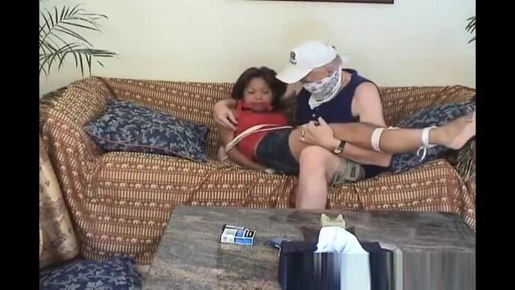 アジア系の10代の少女が老ギャングに縛られ、体を触られる