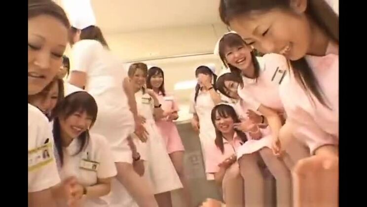 本物のアジア人看護師が上に乗ってセックスを楽しむパート1