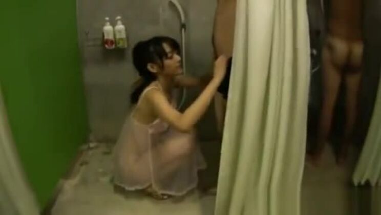 ショウはシャワーで自分のペニスを撫でる