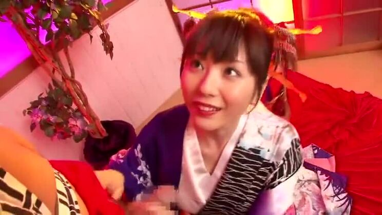 信じられない日本の熟女、麻美ゆまが顔に精液をかけられている