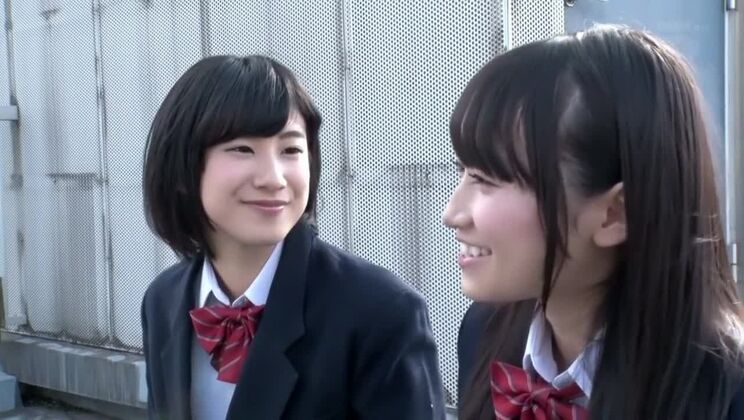 信じられないほどセクシーな日本人女性が登場する、更衣室のJAVビデオ