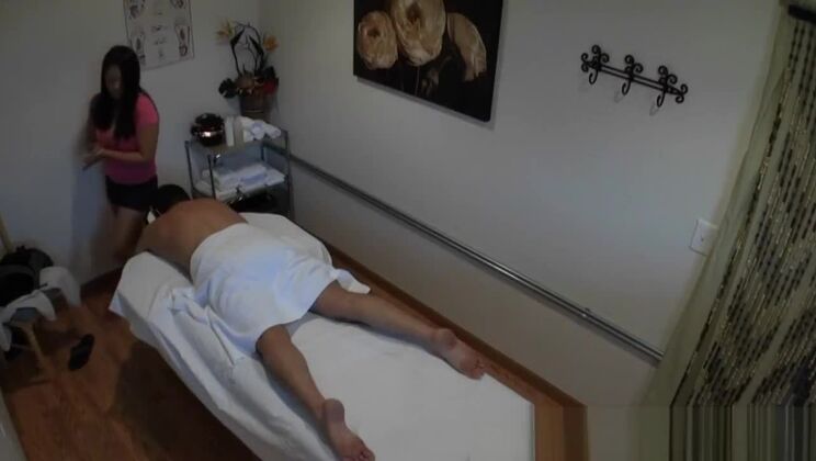 曲線美の日本人マッサージ師がカウガールスタイルで乗る