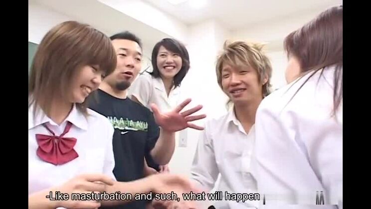 学校でセックスするワイルドなティーンアイドル