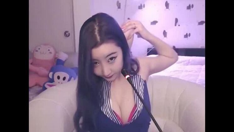 アジア美女がパンティストッキング姿で官能的な挑発を繰り広げる