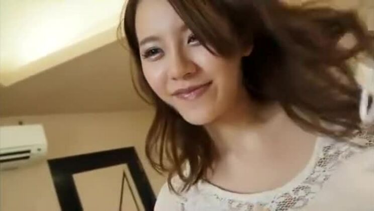 な売春婦 美しい外科用マスクをした日本人女性がマスクの下でディックを吸う