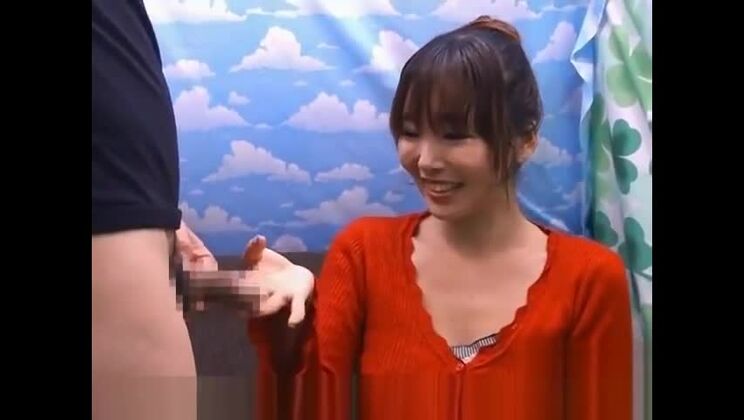 美しくてセクシーな日本人美女が男をからかう