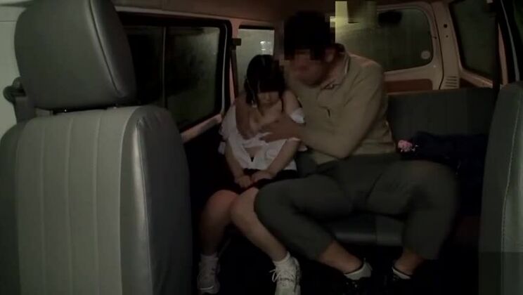 愛らしい日本の若い売春婦が、公共の場で素晴らしいフェラチオポルノに参加しています