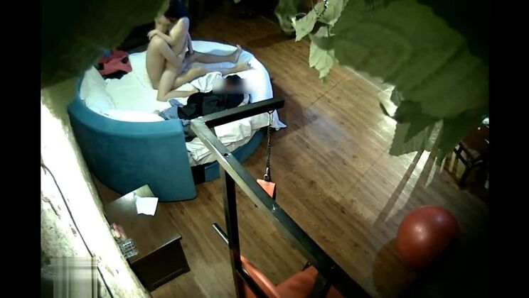 夢に出てくるような、手コキを見るワイルドな日本人少女、大きな尻のJAVクリップ