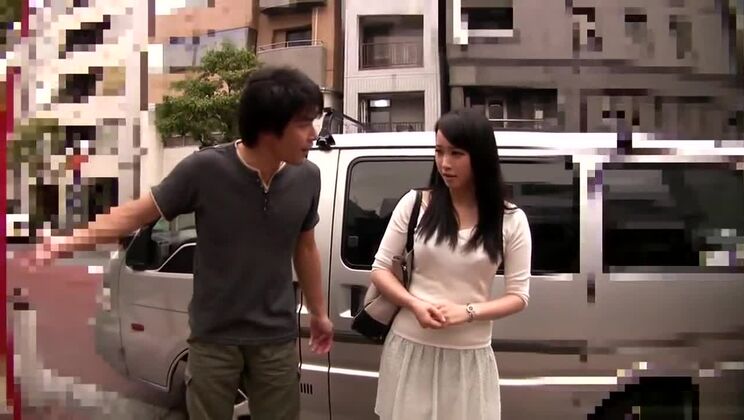 いたずら好きなアジアの熟女は車内セックスとフェラチオに夢中