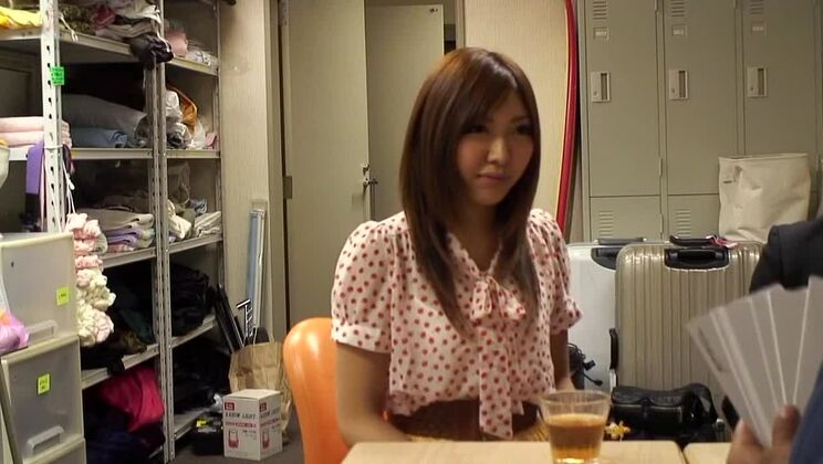 エキゾチックなフェラチオ、ティーンのJAVシーンで最もホットな日本人売春婦