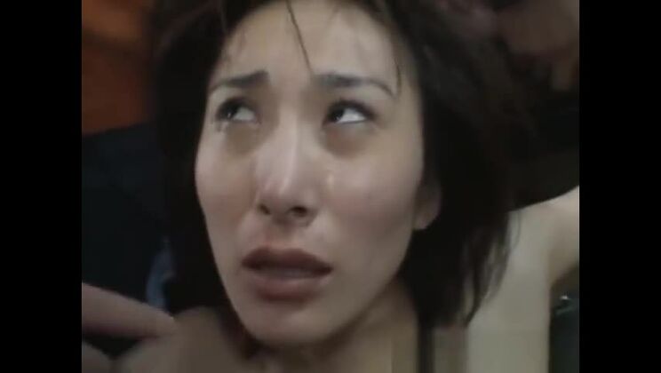 背の高いアジア人女性が公共の場でセックスをするパート4