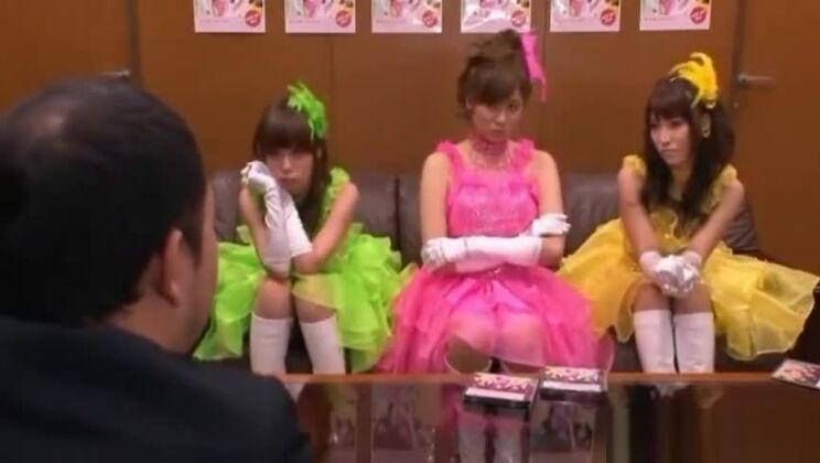 JAVビデオに登場する狂った日本の尻軽女があなたの心を虜にする