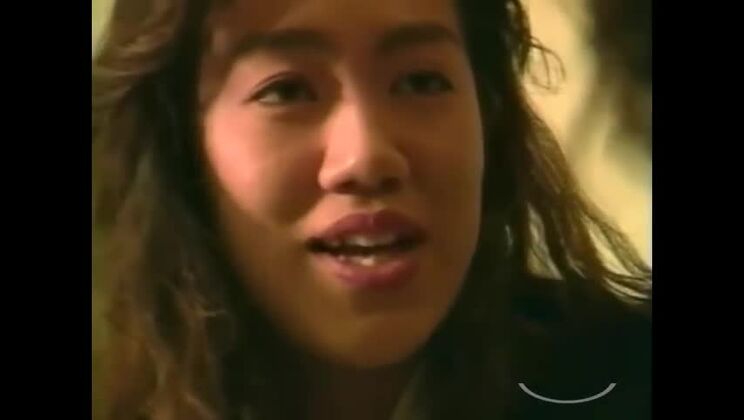 アジア人女性2人がポルノを見ながらキスしたり、乳首を吸ったり、マンコを舐めたりしながら、部屋の床で69の体位でセックスしている