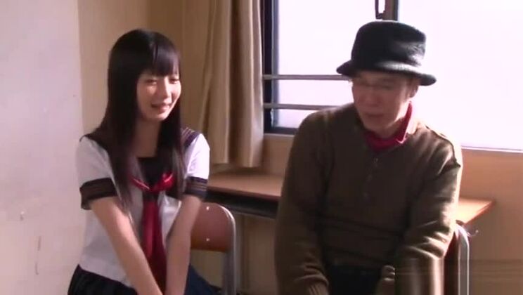 彼女はたくさんの精液を飲みたい 魅力的な