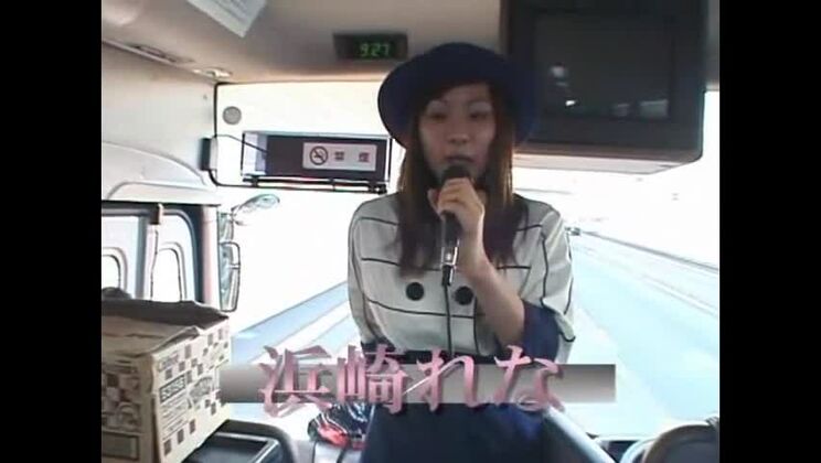 日本の淫乱な売春婦、高倉りな、橘まおが出演する最高のグループセックス、手コキJAVシーン