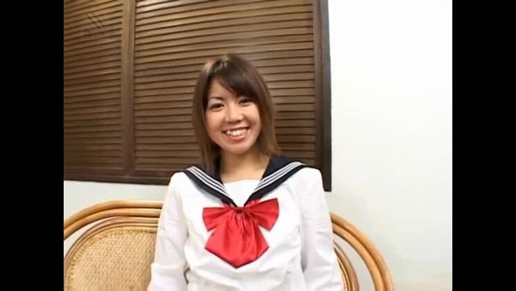 ホットなティーンの愛和美が自慰行為をして、精液のためにペニスをしゃぶる