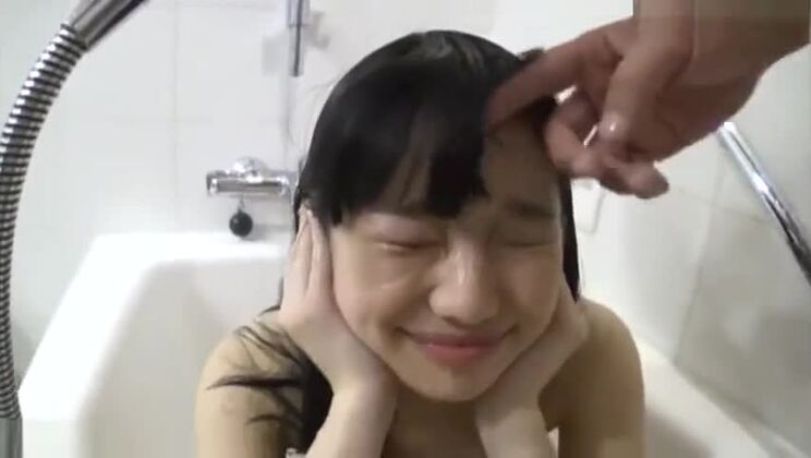 笑顔のかわいい女の子はパパの大きなペニスが大好き