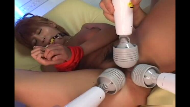 一色あずさは、刺激的で卑猥な緊縛プレイで自分にご褒美を与える。