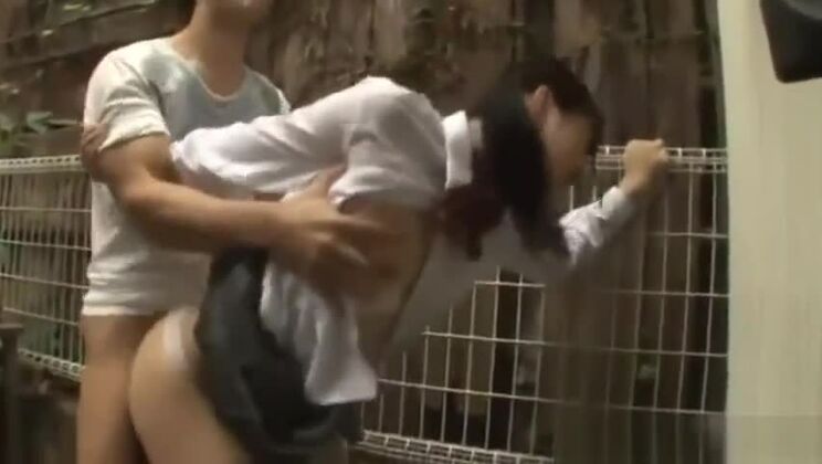 ワイルドな小乳のJAV映画を観るショーで最もホットな日本人女の子