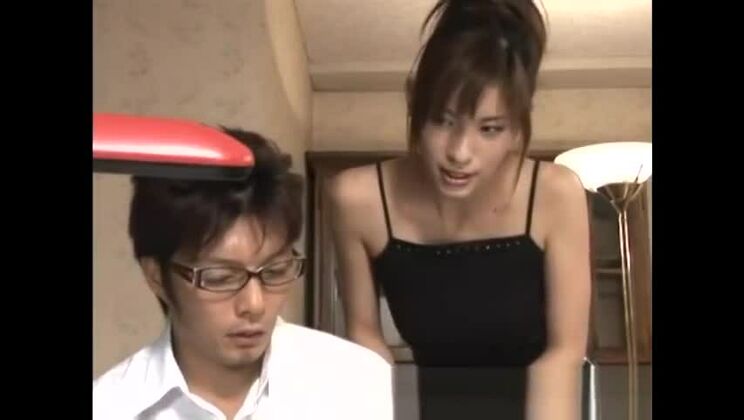 愛しい彼女は彼氏の変態的な行動を知っていて、彼とセックスしたいと思っている