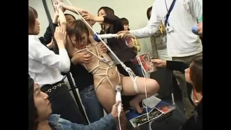 クレイジーな日本人美女、中条美香、麻生美咲、桜庭彩が出演する、華麗な秘書のJAVシーン。