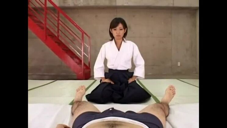 エキゾチックなフェラチオをする最もホットな日本人売春婦、アマチュアJAVクリップ