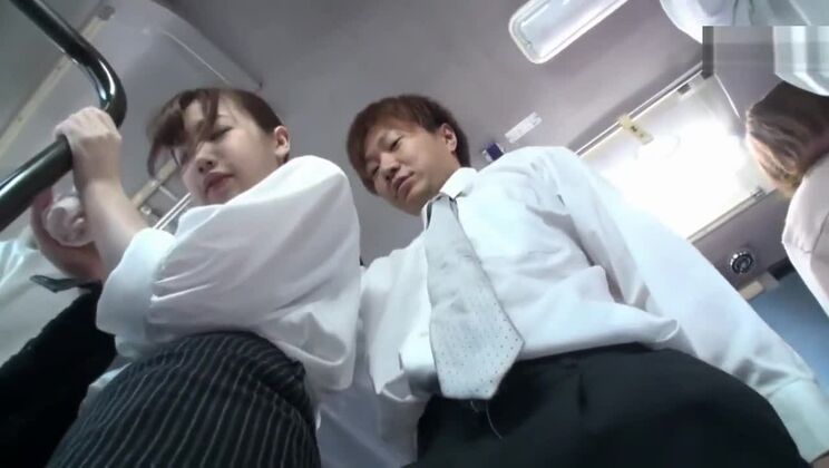 今年の夏は、混雑したバス、汗で透けた下着でいっぱいです。