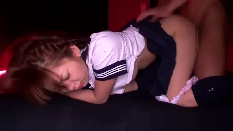 恥ずかしがり屋の日本の女子高生が処女のマンコを犯される