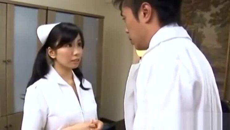 アジア人看護師へのフェラチオ