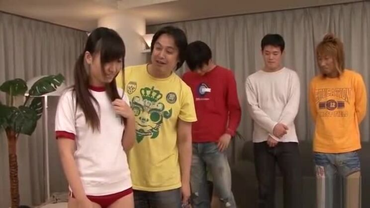 このティーンエイジャーは2本のペニスをしゃぶるのが大好きだ