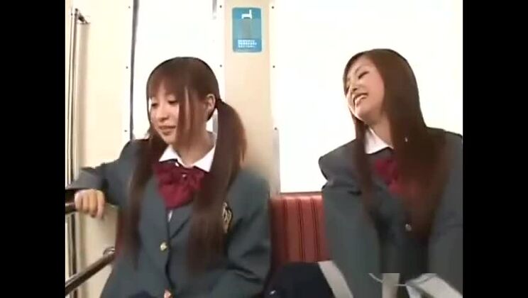 女子生徒がキスをし、他の女子生徒に胸をこすられ、乳首を吸われる