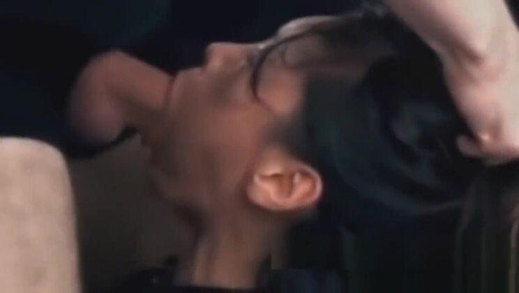 従順なアジア人ティーンが可愛い口に詰め込まれる