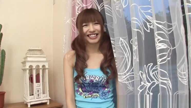 日本のティーンエイジャーが体をかがめてセックスをする