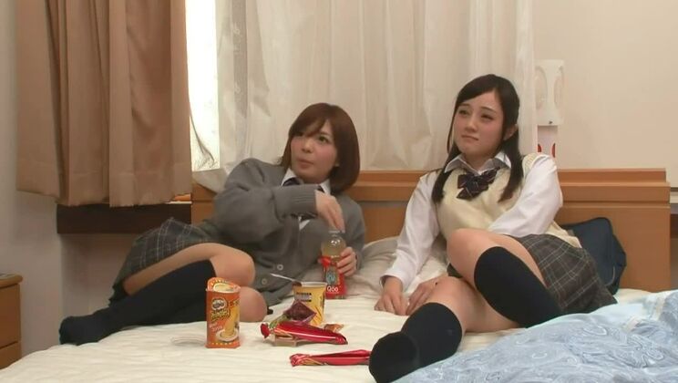 ポルノビデオを見て性的に興奮した日本の女子高生 02