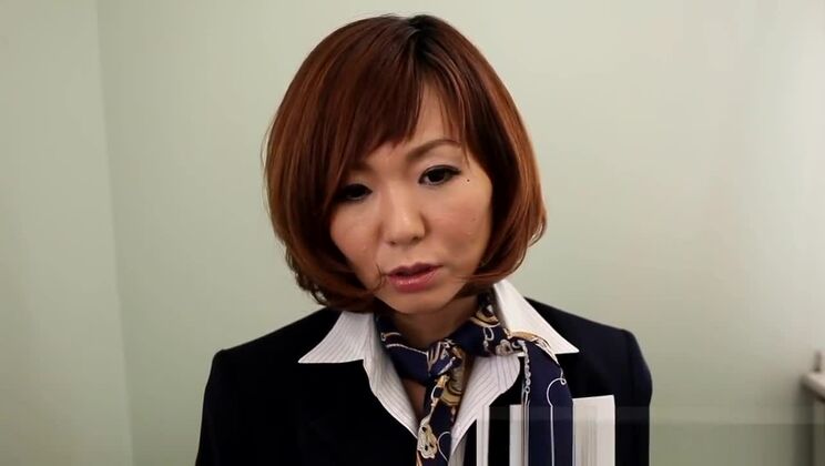 成熟した小瀬さゆりがトイレでおもちゃで遊ぶ