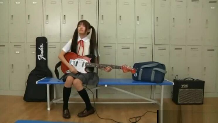 日本の女子生徒が教師に耳を舐められる