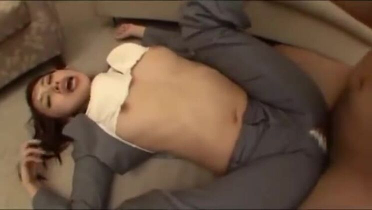 指でいじる ホテルのカーペットの上で多くの男が顔と口に射精する間、ズボンの穴をファックするオフィス