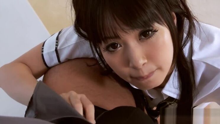 アジア系のティーンエイジャーがディープスロートを楽しむ