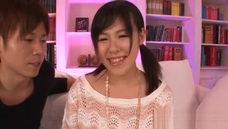 アジア人売春婦の膣唇が伸びている