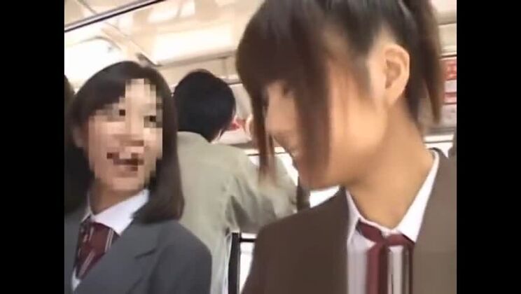 アジアの美女が公共の場でセックスパート