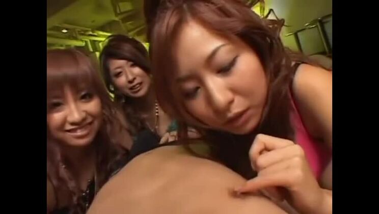 最もホットなアダルトシーンのアクティビティ：最もクレイジーなショーで尻を舐める