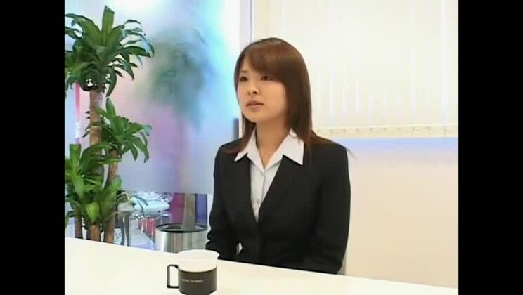 エキゾチックな日本人モデルがオフィスでオーラルセックスをするJAVシーン