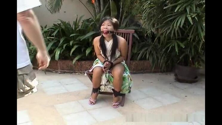 椅子に拘束された魅力的なアジア人美女